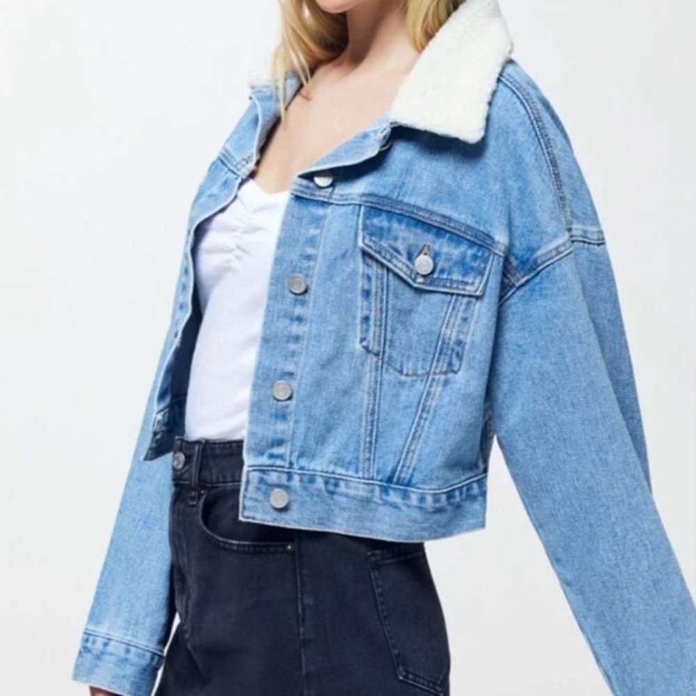 PacSun Sherpa Faux Fur Collar Cropped Denim Trucker Jacket – Women’s Medium